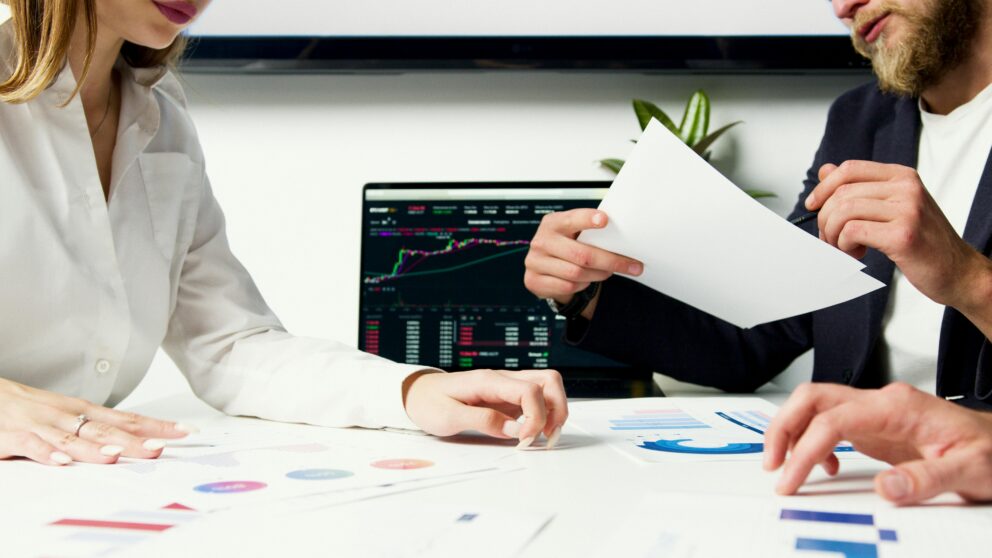 How B2B Buyers Are Using AI Search And What It Means for Your Pipeline